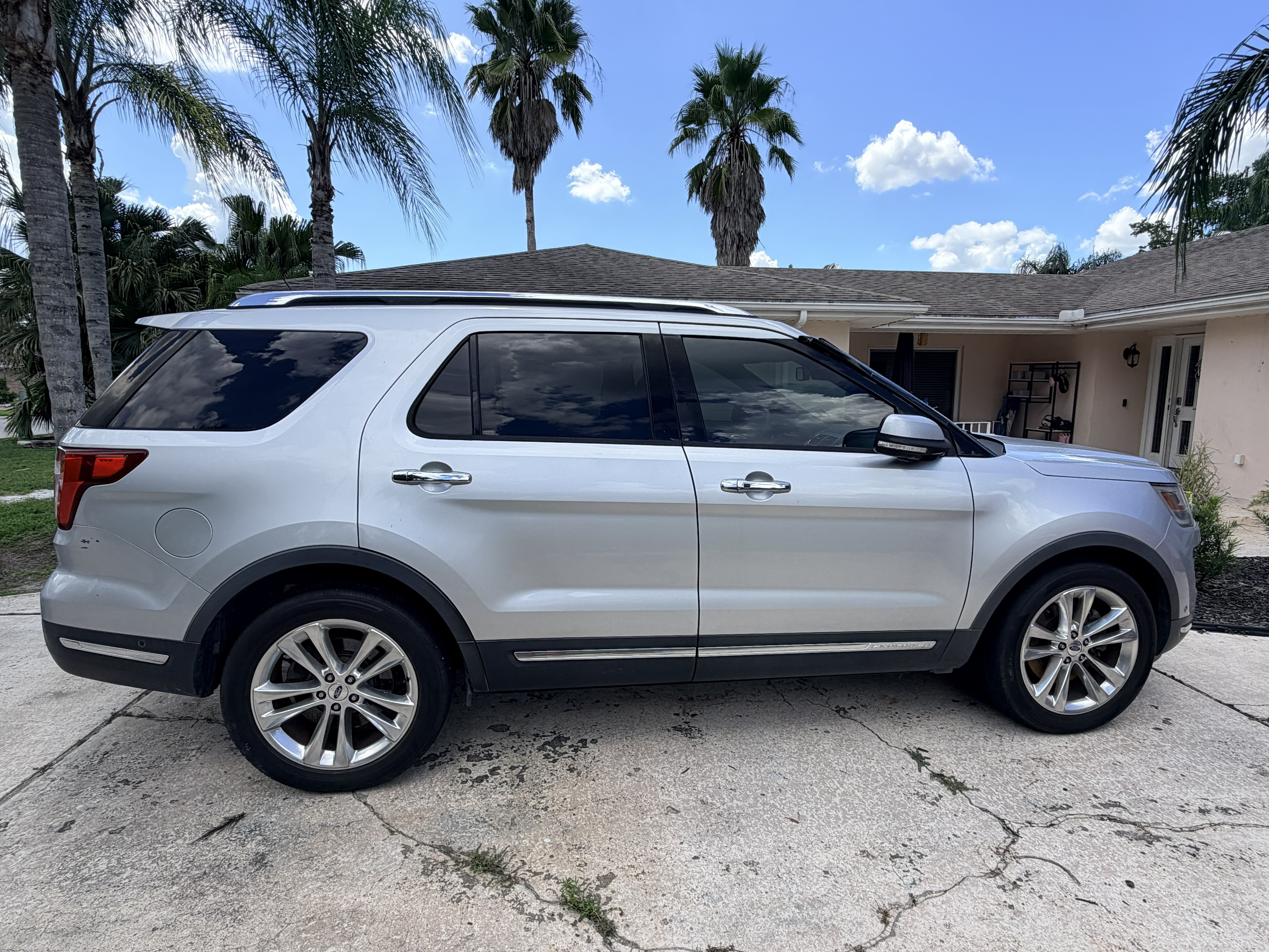 Used 2018 Ford Explorer Limited w/ Equipment Group 301A FWD image 4