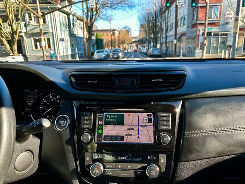 Used 2019 Nissan Rogue SL w/ Premium Package image 11