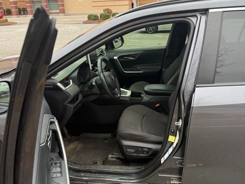 Used 2022 Toyota RAV4 SE image 12