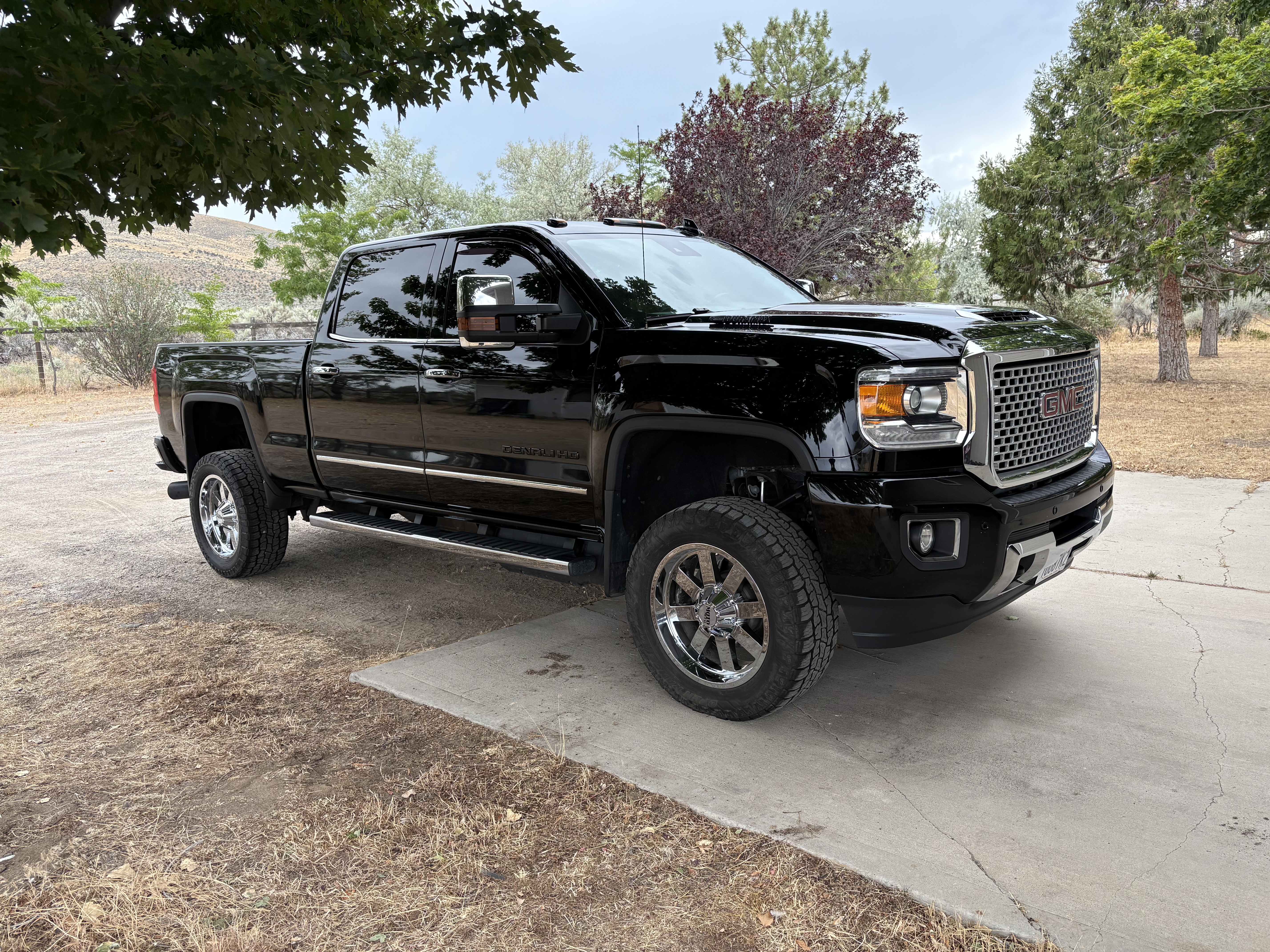 Used 2017 GMC Sierra 2500 Denali w/ Duramax Plus Package AWD/4WD image 5