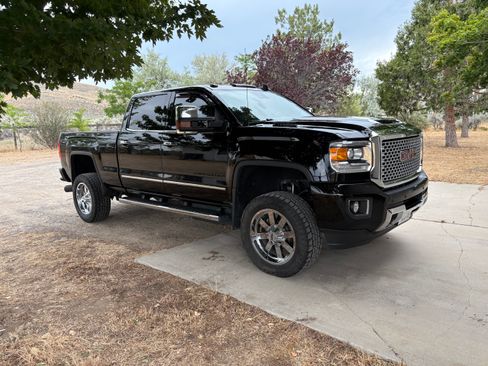 Used 2017 GMC Sierra 2500 Denali w/ Duramax Plus Package AWD/4WD image 5