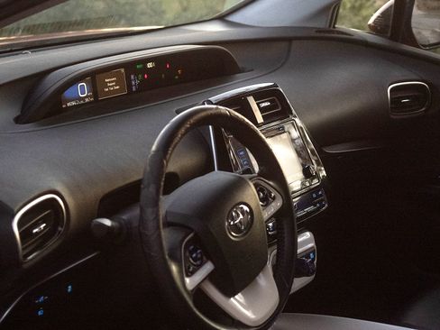 Used 2017 Toyota Prius Four w/ Carpet Mat Package image 6