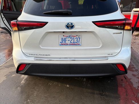 Used 2020 Toyota Highlander XLE image 6