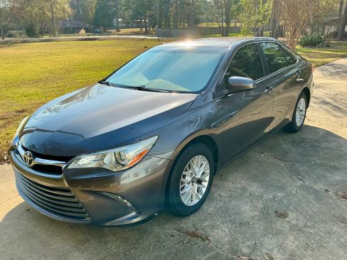 Used 2016 Toyota Camry LE image 1