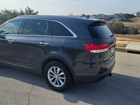 Used 2016 Kia Sorento LX w/ LX Convenience Package image 4