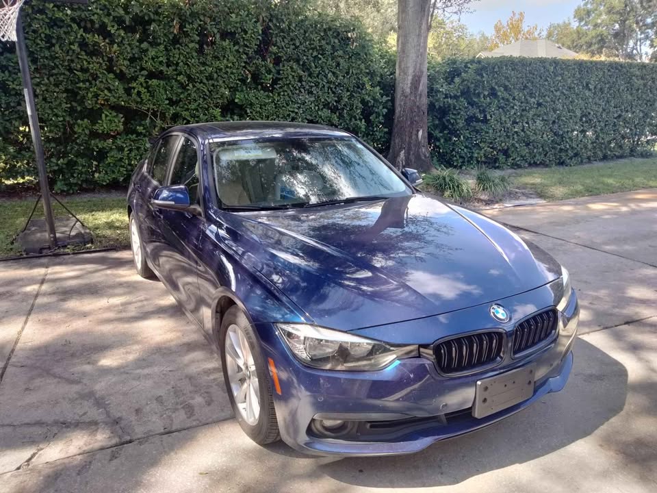 Used 2017 BMW 320i Sedan RWD image 1