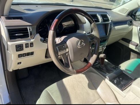 Used 2017 Lexus GX 460 Premium w/ Premium Package image 29