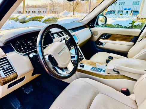 Used 2018 Land Rover Range Rover HSE image 12