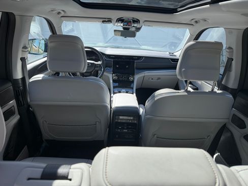 Used 2022 Jeep Grand Cherokee Overland w/ Luxury Tech Group IV image 14