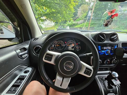 Used 2016 Jeep Compass Latitude image 13