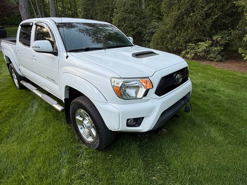 Used 2015 Toyota Tacoma 4x4 Double Cab w/ TRD Sport Package image 4