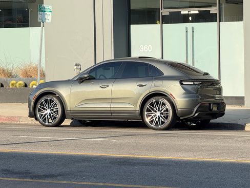Used 2024 Porsche Macan 4 Electric image 1