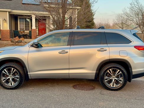 Used 2018 Toyota Highlander Plus w/ Carpet Mat Package (TMS) image 6