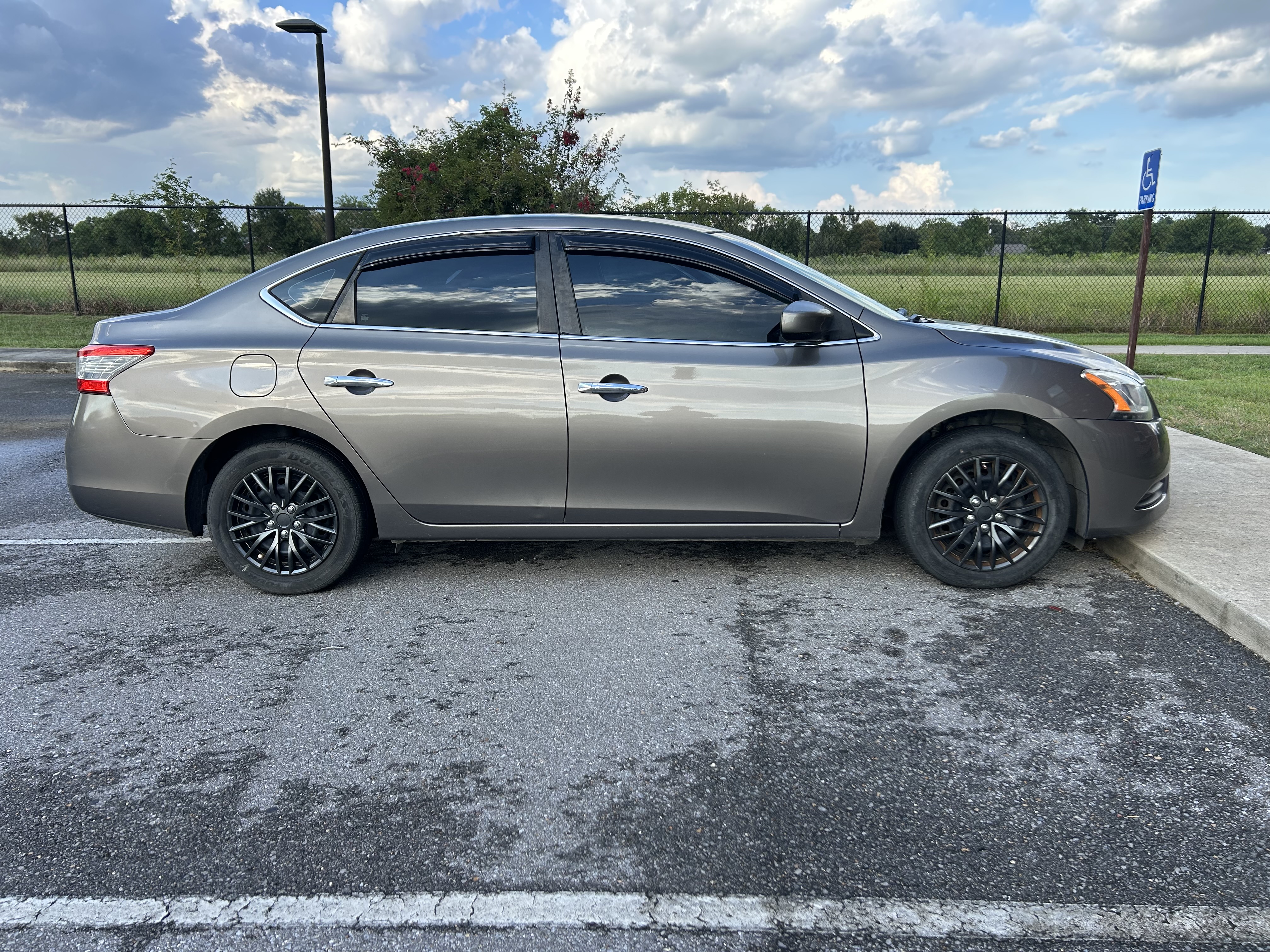Used 2015 Nissan Sentra SV FWD image 2