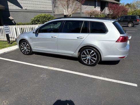 Used 2016 Volkswagen Golf Limited Edition image 9