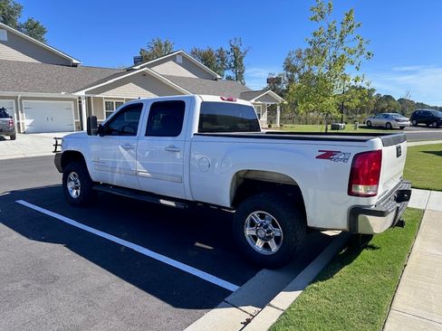 Used 2009 GMC Sierra 2500 SLT w/ Suspension Package, Off-Road image 5