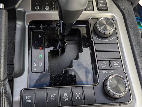 Used 2016 Toyota Land Cruiser Sport Utility 4D image 15