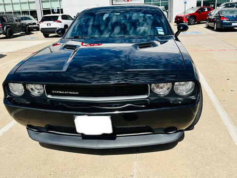 Used 2014 Dodge Challenger SXT image 9