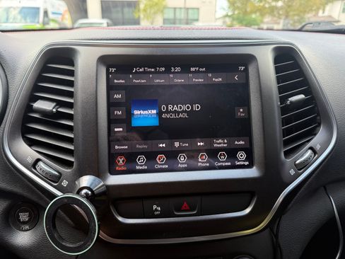 Used 2019 Jeep Cherokee Trailhawk image 10