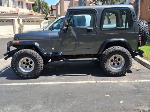 Used 1993 Jeep Wrangler 4WD image 2