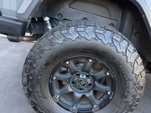 Used 2019 Jeep Wrangler Unlimited Sahara image 9