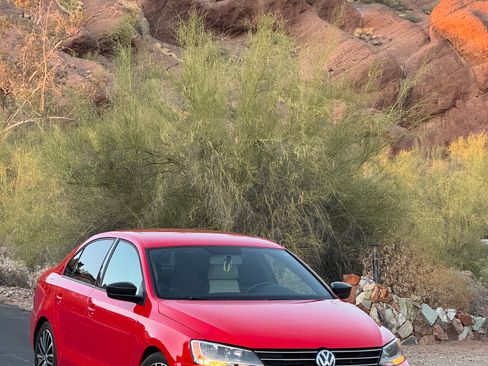 Used 2016 Volkswagen Jetta Sport FWD image 2