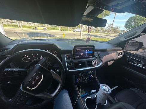 Used 2021 GMC Yukon XL SLT w/ SLT Premium Package image 2