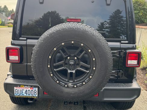 Used 2019 Jeep Wrangler Unlimited Sahara w/ Uconnect 4C Nav & Sound Group image 2