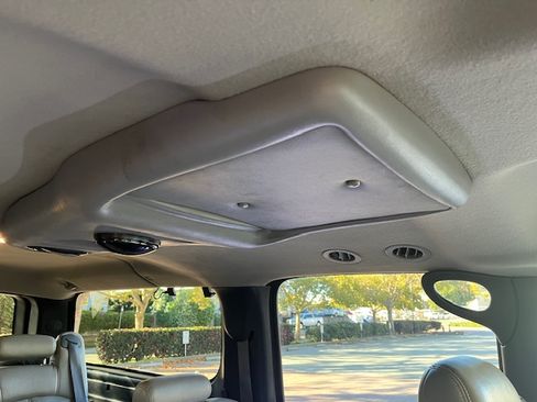 Used 2001 Chevrolet Suburban 2500 LT w/ LT Preferred Equipment Group image 23