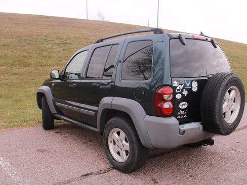 Used 2005 Jeep Liberty Sport image 8