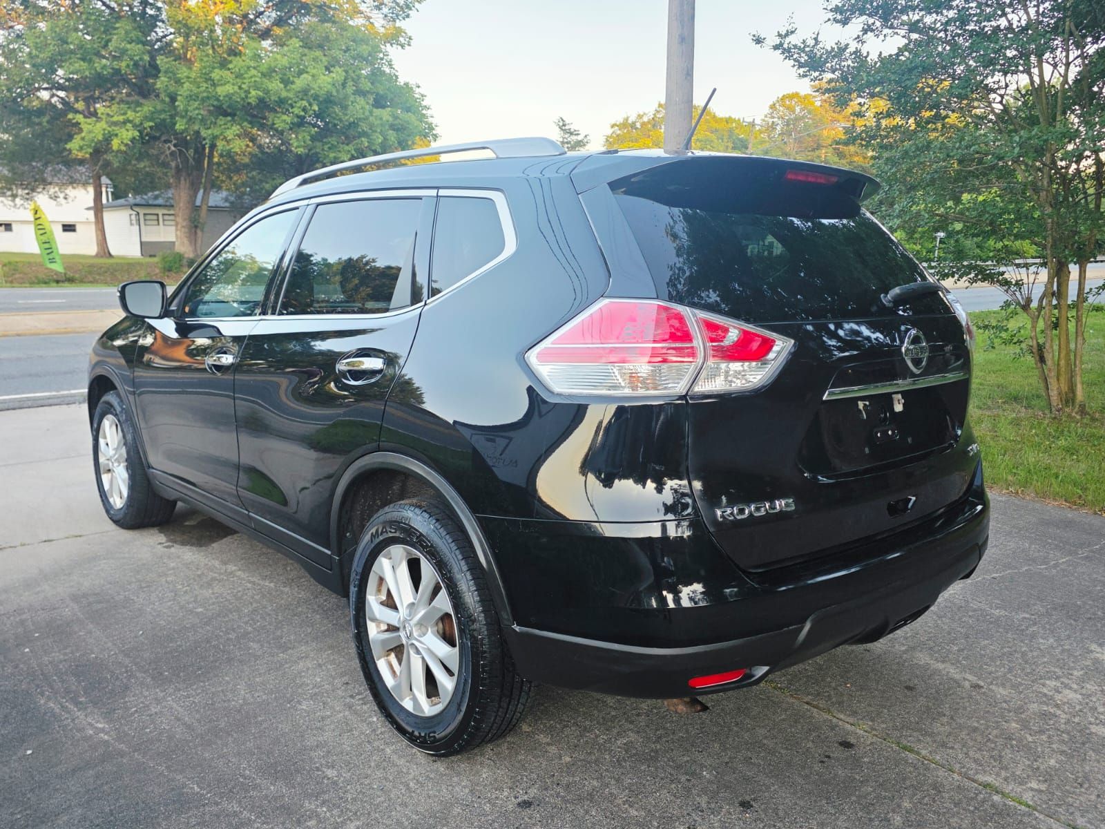 Used 2015 Nissan Rogue SV AWD/4WD image 6