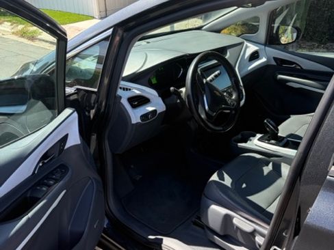 Used 2020 Chevrolet Bolt Premier w/ Infotainment Package FWD image 6