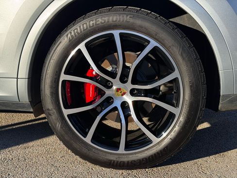 Used 2024 Porsche Cayenne S image 9