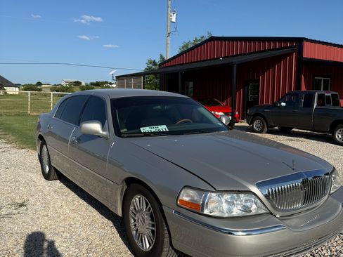 Used 2008 Lincoln Town Car Signature L RWD image 4