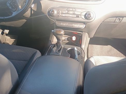 Used 2017 Kia Sorento LX w/ LX Convenience Package image 4