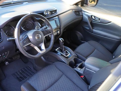 Used 2020 Nissan Rogue SV image 10