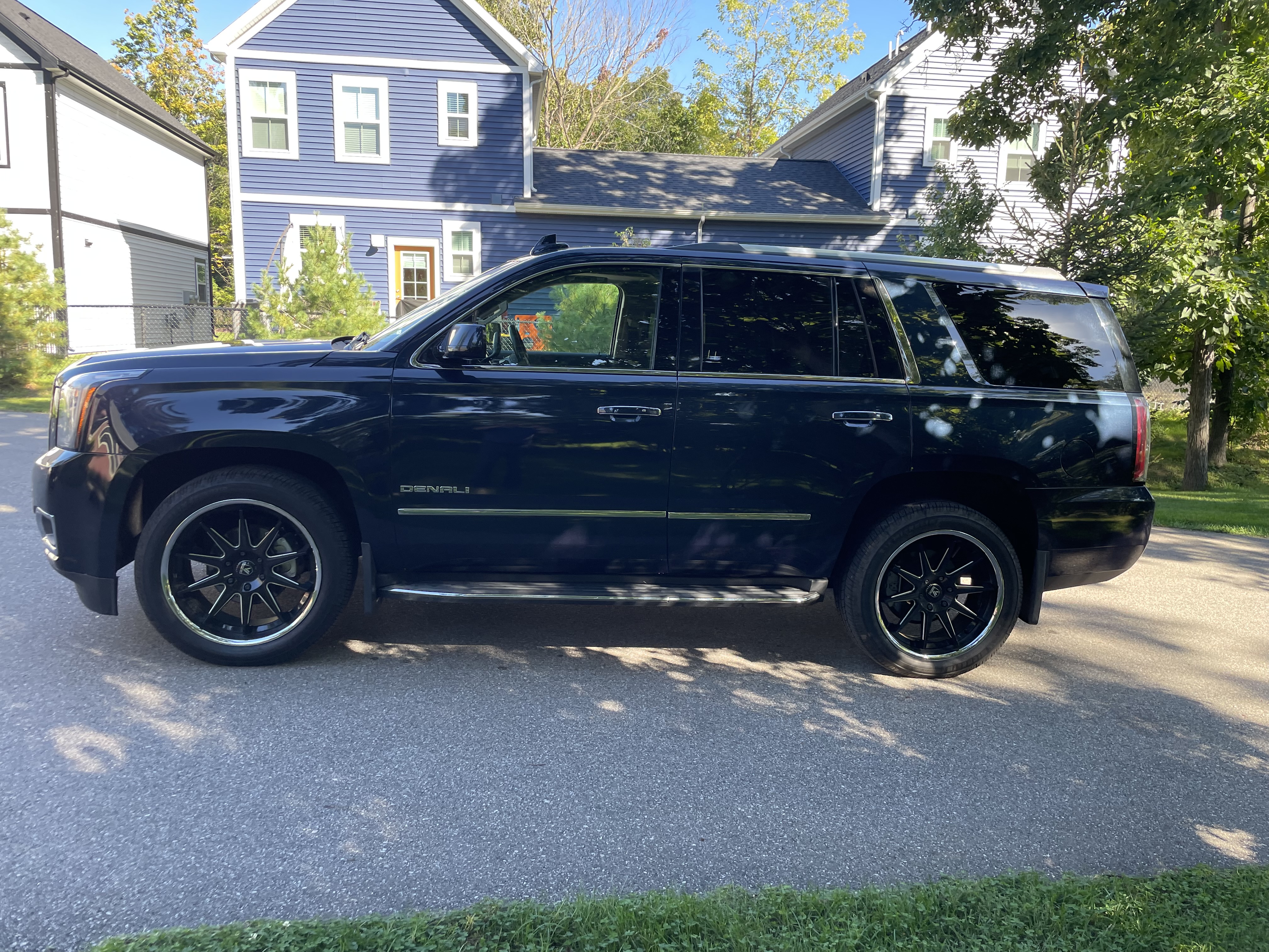 Used 2017 GMC Yukon Denali w/ Open Road Package AWD/4WD image 5