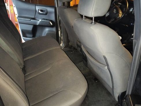 Used 2019 Toyota Tacoma TRD Off-Road w/ Technology Package image 6