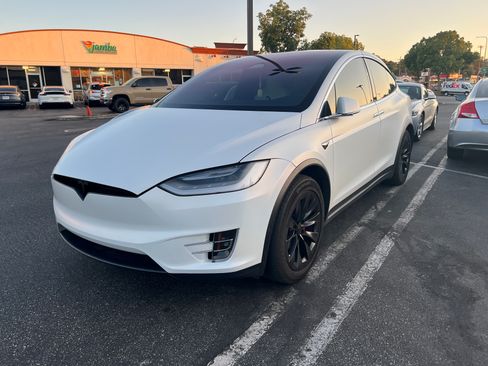 Used 2021 Tesla Model X Performance image 2