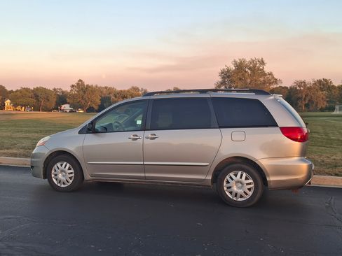 Used 2009 Toyota Sienna LE image 4