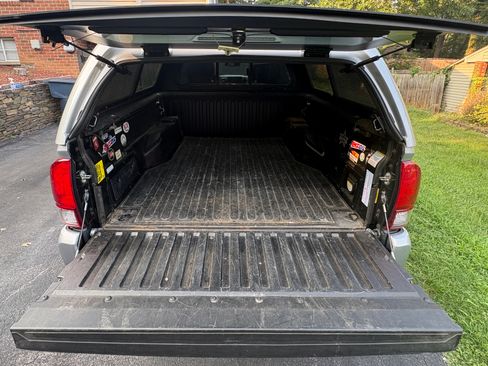 Used 2018 Toyota Tacoma TRD Sport AWD/4WD image 12