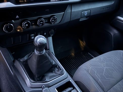 Used 2018 Toyota Tacoma TRD Sport image 13