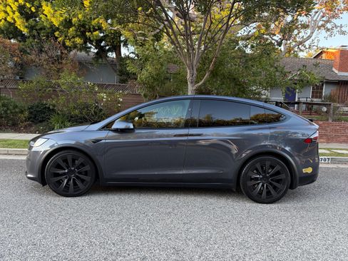 Used 2022 Tesla Model X Plaid image 4