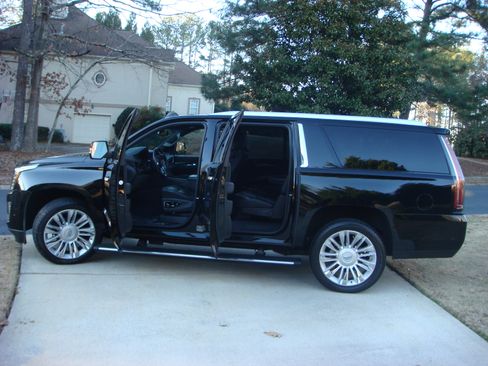 Used 2019 Cadillac Escalade ESV Platinum image 2