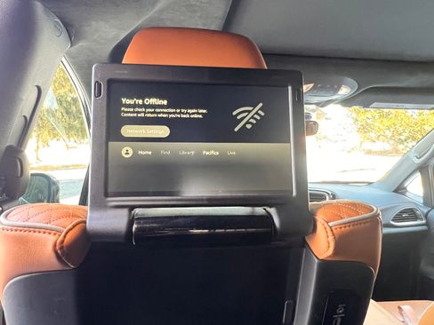 Used 2023 Chrysler Pacifica Pinnacle image 8