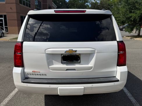 Used 2019 Chevrolet Suburban LT w/ Luxury Package RWD image 2