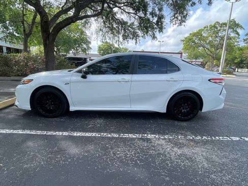Used 2020 Toyota Camry SE FWD image 1
