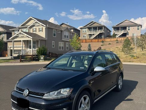Used 2019 Volkswagen Golf Alltrack S AWD/4WD image 2