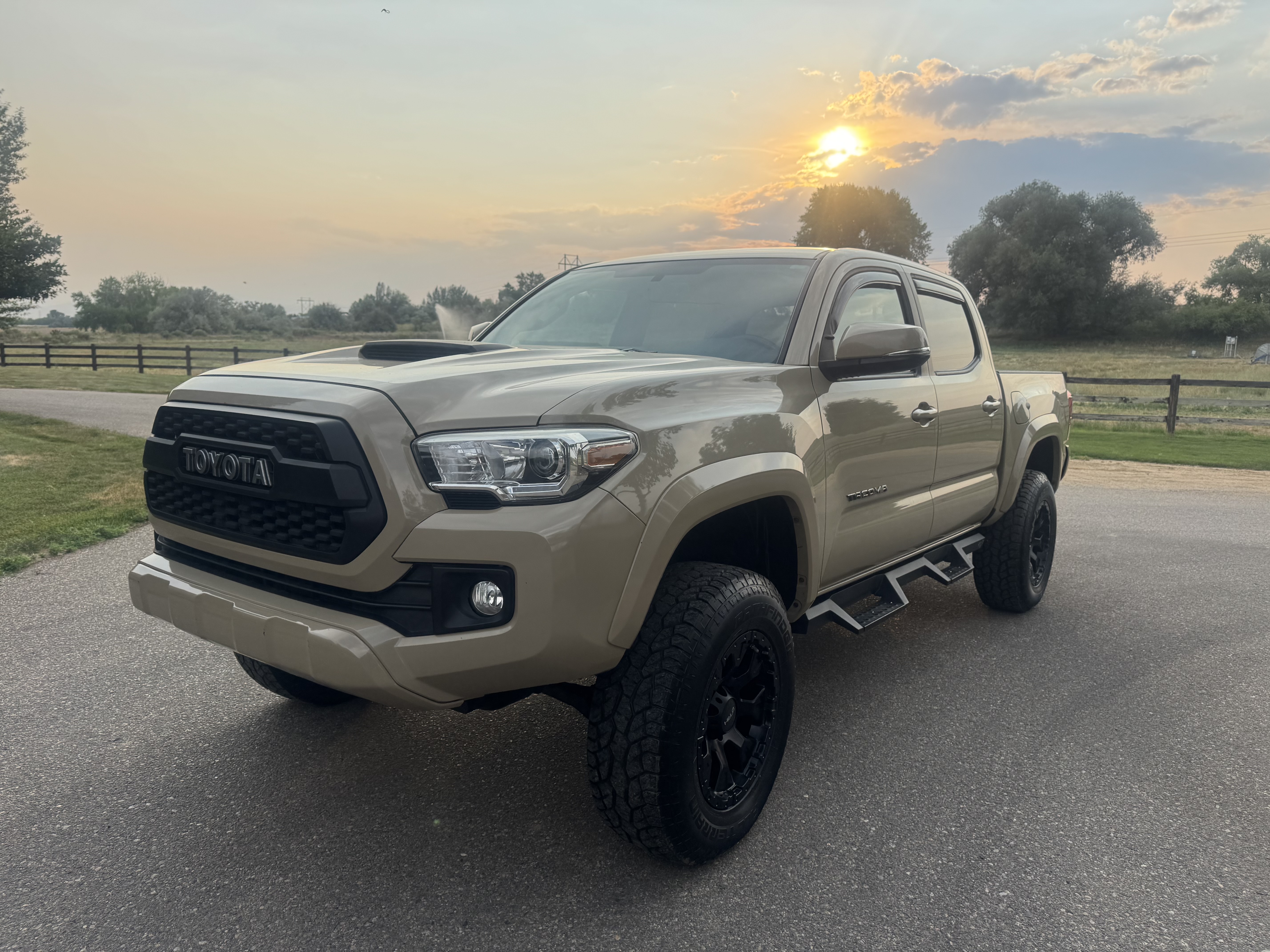 Used 2017 Toyota Tacoma TRD Sport w/ Tow Package (A/T) AWD/4WD image 4