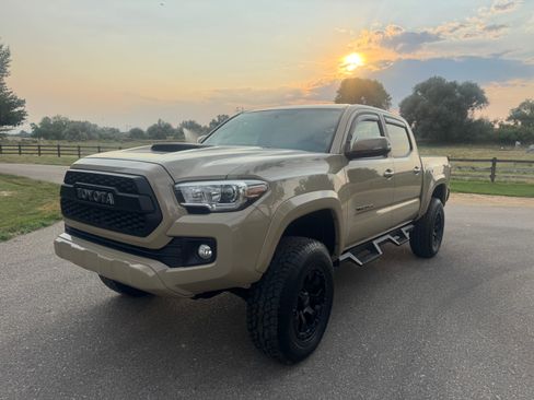 Used 2017 Toyota Tacoma TRD Sport w/ Tow Package (A/T) AWD/4WD image 4